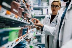 Farmacisti impegnati alla consegna dei farmaci
