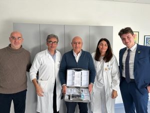 Nella foto il primario dei reparti e i rappresentanti dell'associazione