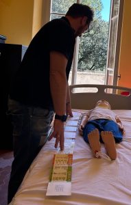 dimostrazione dell'infermiere con un manichino